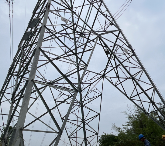 On line monitoring device for hidden dangers of transmission lines