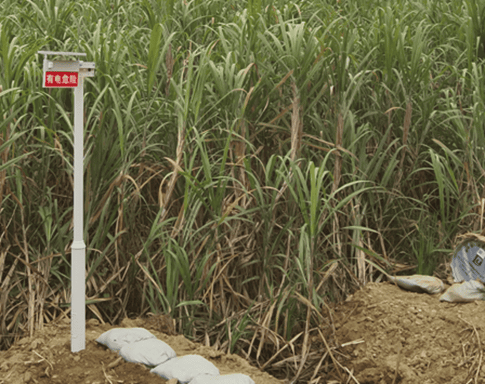 High-voltage electronic intelligent warning device for outdoor power facilities to prevent external breakage of the installed security shield