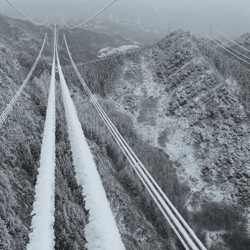 架空輸電線路覆冰監(jiān)測裝置，著力于電網(wǎng)覆冰冰情厚度監(jiān)測、預(yù)警、測算
