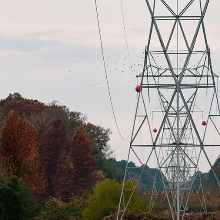 雷达声光智能防外破装置,“显眼包”高压警示球减少触电隐患