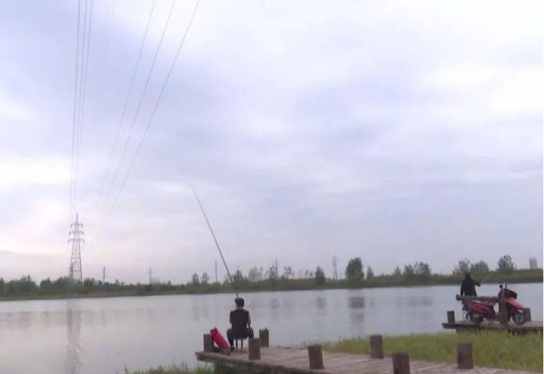 生命警示守住底线不碰红线不踩高压线,高压线下防垂钓智能警示器杆