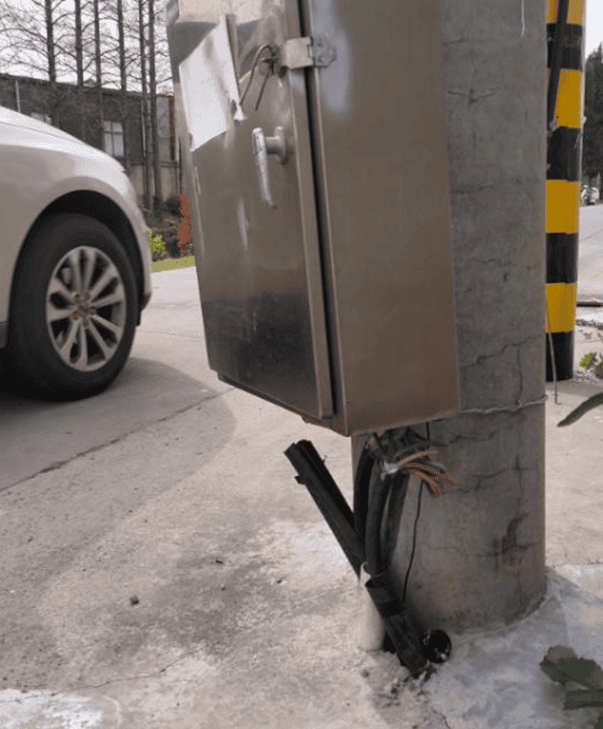 High-voltage electronic intelligent warning device for outdoor power facilities to prevent external breakage of the installed security shield